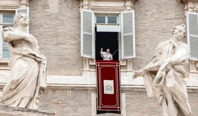 El Papa Francisco saluda a los fieles congregados en la Plaza de San Pedro, del Vaticano, tras el rezo del Ángelus.