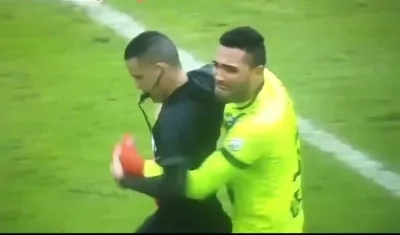 El polémico abrazo del arquero Montero al árbitro Carlos Ortega.