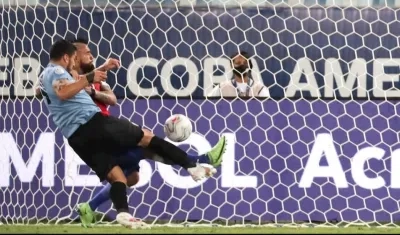 La acción del gol en contra de Arturo Vidal para el empate uruguayo.