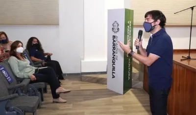 El Alcalde Jaime Pumarejo explicando los alcances del programa.