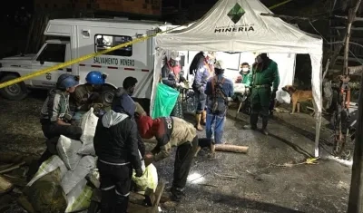 Cuerpos de rescate en el lugar de los hechos.