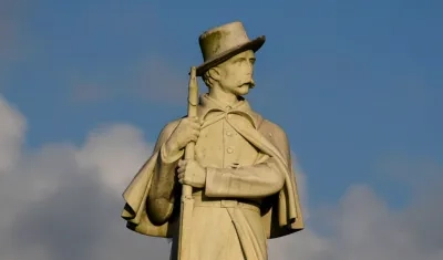 Un monumento a los soldados confederados del condado de Walker se encuentra frente a la histórica Academia Chattooga en LaFayette, Georgia. 