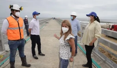 Gobernadora del Atlántico, Elsa Noguera, en su visita al muelle de Puerto Colombia.