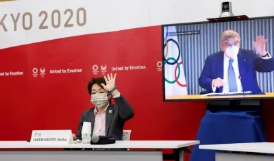 Presidenta de Tokyo 2020 Seiko Hashimoto (L) y el presidente del COI, Thomas Bach (en la pantalla) entregan detalles de los JJOO.