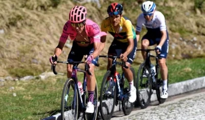 Rigoberto Urán seguido por Richard Carapaz y Michael Woods. 