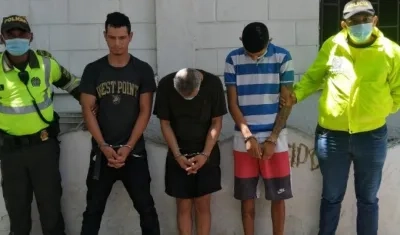 Los tres capturados fueron dejados a disposición de la Fiscalía. 