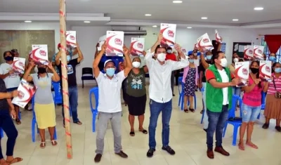 Momento de la entrega de los títulos de propiedad. 