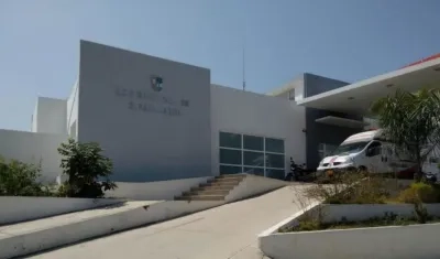 El pequeño recibe atención médica en el Hospital de Sabanalarga. 
