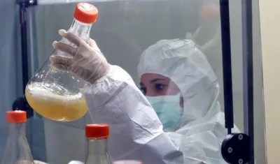 En la imagen un trabajador en un laboratorio continúa con la elaboración de los candidatos vacunales cubanos en La Habana (Cuba). 