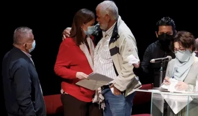  Roberto Lacouture y su esposa Diana (izq.), sobrevivientes de secuestro, asisten a un encuentro con exintegrantes del secretariado de las FARC, hoy en Bogotá (Colombia). 