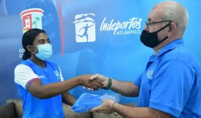 Deportistas del Atlántico reciben la implementación deportiva. 