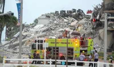 Una parte del edificio en Miami Beach quedó en escombros.