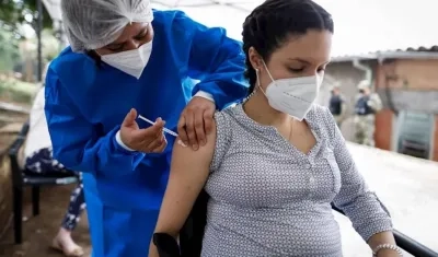 Una embarazada recibe una dosis de la vacuna. 