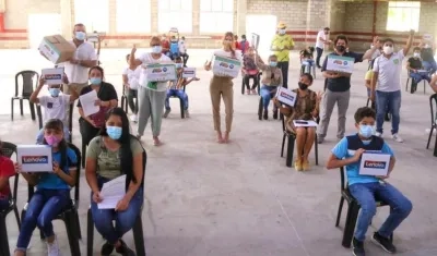 La primera dama, Silvana Puello, acompañando a estudiantes beneficiados.