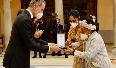 El Rey Felipe VI le entrega a la cantante cubana Omara Portuondo la Medalla de Oro al Mérito en las Bellas Artes, 