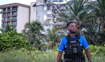 La Policía custodiando los alrededores del lugar de la tragedia.