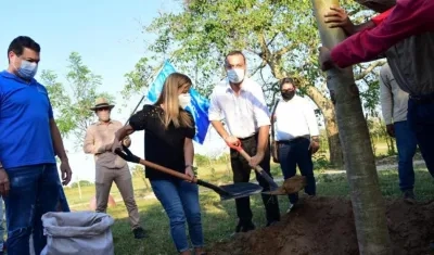 La gobernadora del Atlántico, Elsa Noguera, con pala en mano dio inicio a las obras de Parques para la Gente.