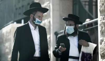 Judíos con tapabocas en Israel.