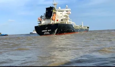La más reciente emergencia en el puerto, el encallamiento del buque 'Amber Bay'.