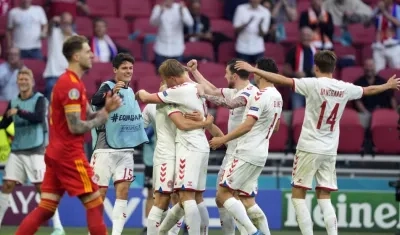 Kasper Dolberg celebra con sus compañeros. 