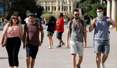 Varias personas sin mascarilla por el centro de Valencia este sábado, primer día sin obligatoriedad de usar mascarillas al aire libre.