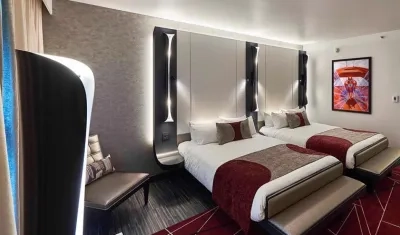 El hotel tiene 561 habitaciones con estilo marveliano.