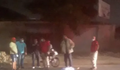 Varias ambulancias llegaron al lugar del accidente, pero nada pudieron hacer por el peatón que murió en el acto. 