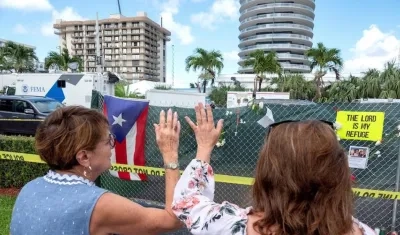 Oraciones de familiares frente al lugar de la tragedia.