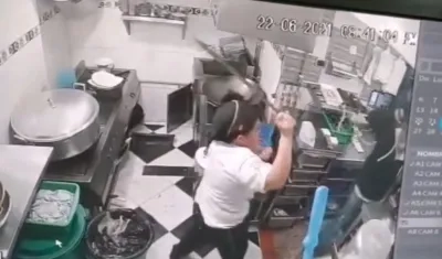 Momento en que la mujer se defendió de los ladrones. 