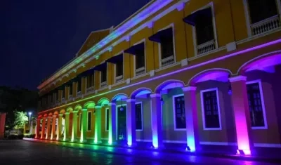 Los colores de la diversidad en la Plaza de la Aduana.