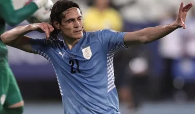 Edinson Cavani celebrando el gol del triunfo ante Paraguay.