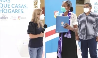 La Gobernadora Elsa Noguera, durante la entrega de los títulos.