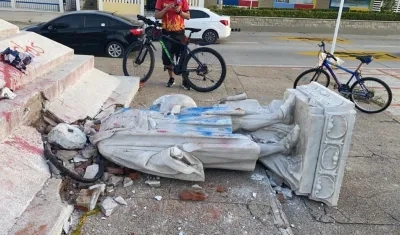 La derribada estatua de Cristóbal Colón.