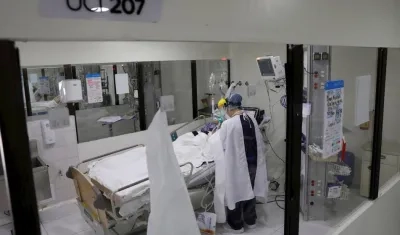 Personal médico trabaja en una unidad de cuidados intensivos en el Hospital El Tunal, en Bogotá.