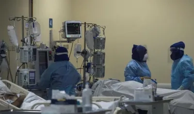 Personal sanitario atiende a un paciente afectado por  Covid-19 en Santiago de Chile. 