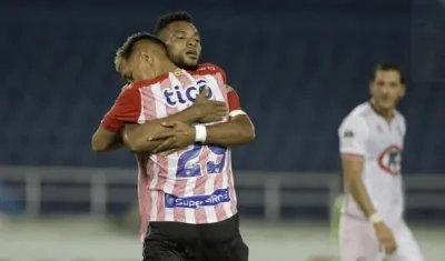 Miguel Ángel Borja se abraza con Teófilo Gutiérrez. 