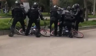 Agresión al joven que era grabada por los periodistas.