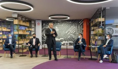 Presidente Duque haciendo los anuncios para los jóvenes.