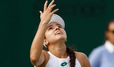 María Camila Osorio, tenista colombiana, agradece al cielo el triunfo. 