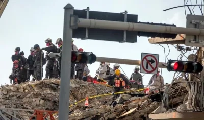 Rescatistas siguen trabajando buscando vida entre los escombros.