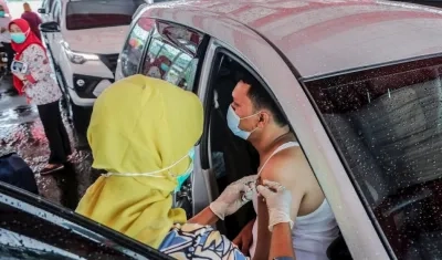 Un hombre recibe una dosis de la vacuna Sinovac, en la localidad indonesia de Medan. 