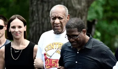 Bill Cosby saliendo de prisión