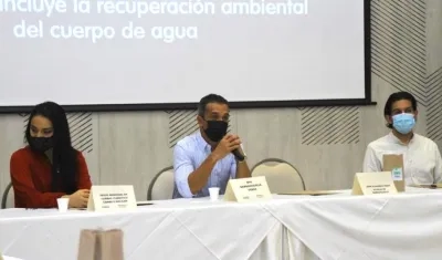 El Gerente de Barranquilla Verde, Henry Cáceres, instalando la mesa distrital.