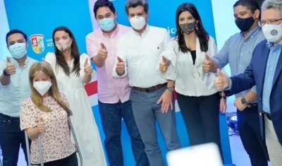 Las Ministras Karen Abudinen y María Victoria Angulo, con la Gobernadora Elsa Noguera y participantes en el evento.