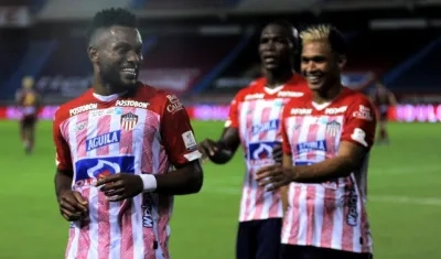Miguel Ángel Borja y Teófilo Gutiérrez celebran un gol. 