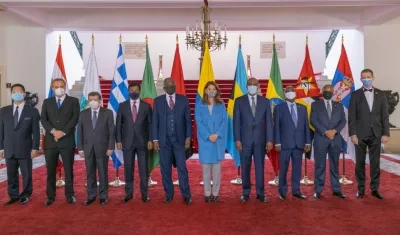 La vicepresidenta y canciller con los embajadores-no residentes en Colombia- de Angola, Bahamas, Bangladesh, Etiopía, Grecia, Mozambique, San Marino, Serbia y Tailandia.