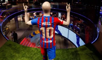 Camiseta de Lionel Messi exhibida en las tiendas del Barcelona FC. 