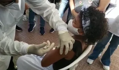 Primera menor en ser vacunada en Atlántico.