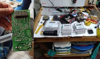 Una tarjeta y medidores de energía.