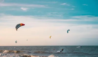 La práctica del kitesurf es posible en el Atlántico.